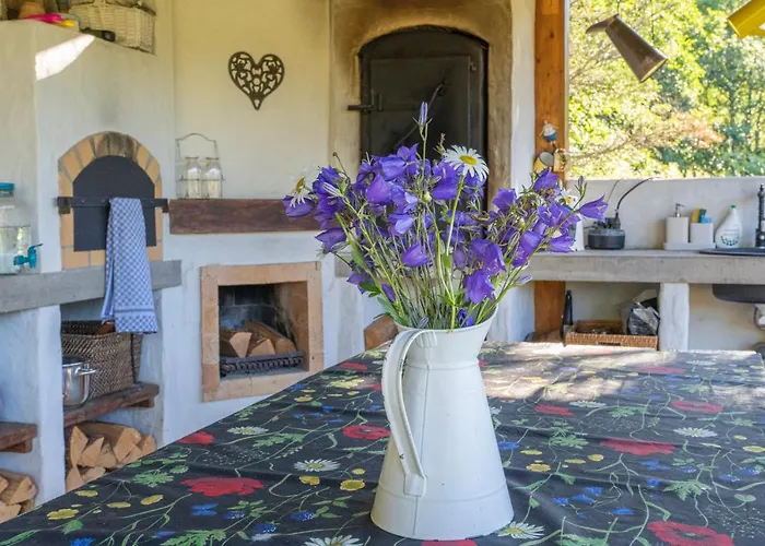 Uue-hallikivi Talu Seoska kuća Malvaste